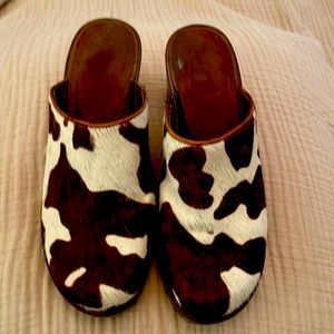 Vintage late 90s/early 00s calf hair wooden platform clogs. 9. Fair preloved con